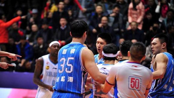  西汉姆联主场灯光故障，比赛中断半小时引争议  